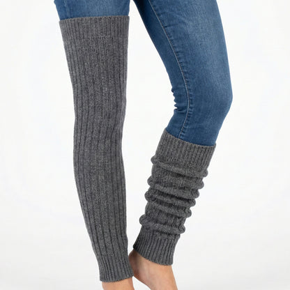 Modische Strickstulpe mit Zopf