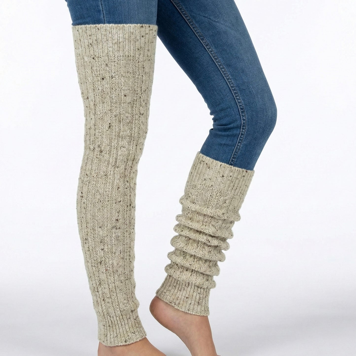 Modische Strickstulpe mit Zopf