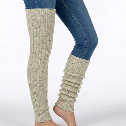 Modische Strickstulpe mit Zopf