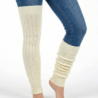 Modische Strickstulpe mit Zopf